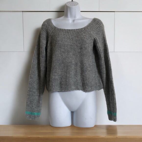 Grays Sweaters - Fashion Nova cropped Soft gray sweater with aqua stripe On Sleeve Women’s Size S
